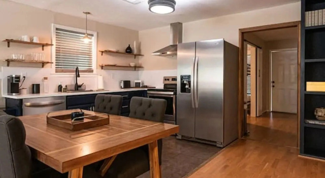 Коттедж Escape to a Restored 1920s East Waco Bungalow