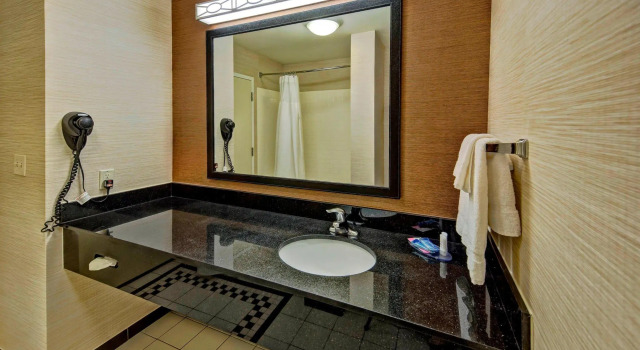 Четырёхместный люкс Executive Fairfield Inn & Suites by Marriott Oklahoma City NW Expressway/Warr Acres