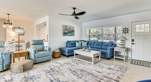 Gateway to Crystal River! Canal-front Home w/ Dock, Varaa Lomakoti Huvilat kohteessa Florida, Villa