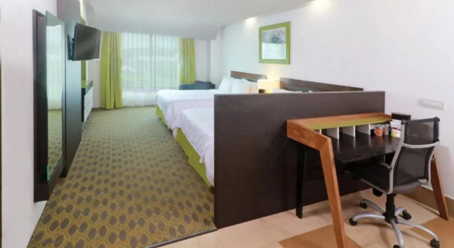 Четырёхместный номер Standard Holiday Inn Queretaro Zona Krystal by IHG