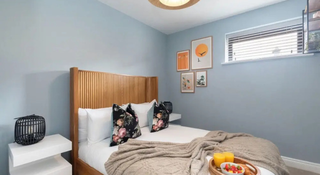 Beautiful 2 Bedroom Apartment With Parking in The Docks