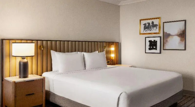 Двухместный номер Standard с балконом Crowne Plaza Louisville Airport Expo Ctr by IHG
