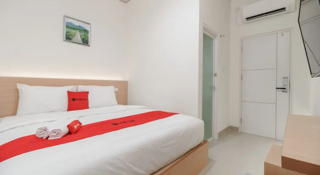 RedDoorz Plus near RS RK Charitas 2 Palembang