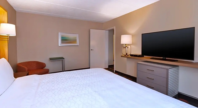 Люкс Holiday Inn Westbury-Long Island by IHG