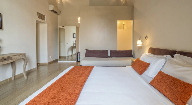 Little Queen Suite