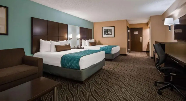 Четырёхместный люкс Best Western Plus Galleria Inn & Suites