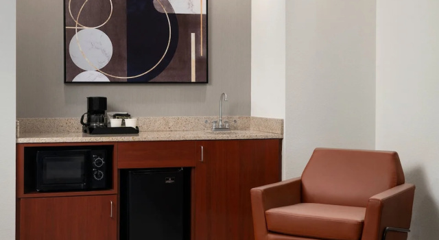 Люкс c 1 комнатой с балконом Courtyard by Marriott Richmond North
