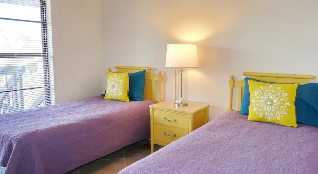 Inviting Condo With Pool Just a Steps From the Beach, Забронировать Отель Отели в центре Марко-Айленд, в центре