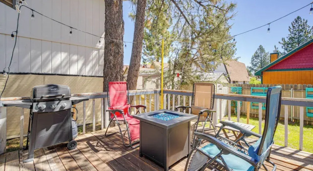Коттедж Near Lakes & Skiing: Cozy Sugarloaf Cabin w/ Yard