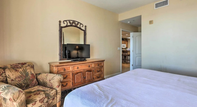 1 Mi to Disney: Lakefront Condo w/ Pool Access!, Varaa Huoneisto Lake Buena Vista 