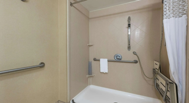 Четырёхместный номер Standard Hampton Inn & Suites by Hilton Moncton