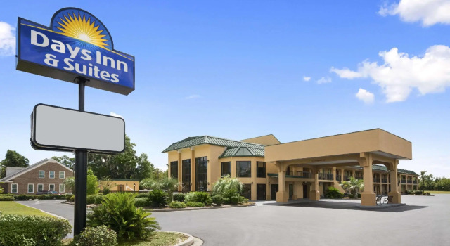 Четырёхместный номер Standard Days Inn & Suites by Wyndham Savannah Midtown