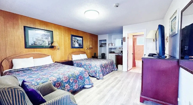Четырёхместный номер Standard Inntowne Motel