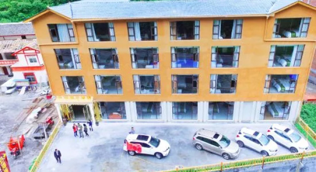 YunHai Hliday Hotel, Prenota Hotel Hotel a Ngawa con parcheggio, Parcheggio