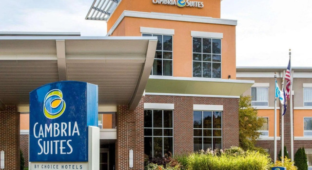 Кровать в общем номере Cambria Hotel Traverse City