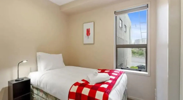 Uptown Two Bedroom Apartment With The Essentials, Забронировать Апартаменты/квартира Отели Окленда с парковкой, рядом с Вестерн-Парк, Парковка