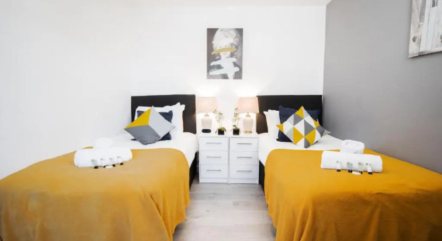 Апартаменты Longfield Apartment by Southwest Rooms - Free Parking & Netflix