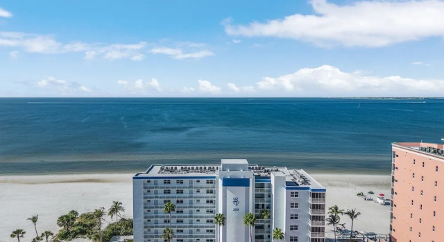 Номер Standard с 2 комнатами Beach Villas #401 - 250 Estero Blvd 2 Bedroom Condo by RedAwning