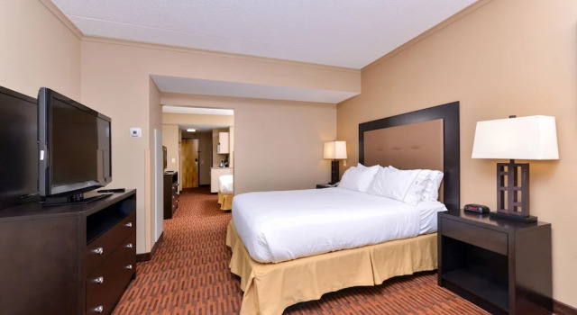 Четырёхместный люкс c 1 комнатой Holiday Inn Express Breezewood by IHG