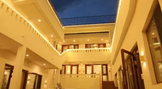 Guanbai Guesthouse, Rezerwuj Hotel Hotele w Tekes z parkingiem, Parking