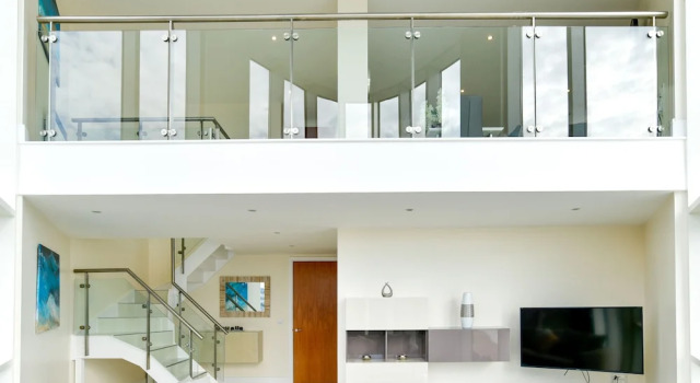 Impressive Beach View Penthouse, Забронировать Отель Суонси Полуостров Гоуэр, рядом с Замок Лухур