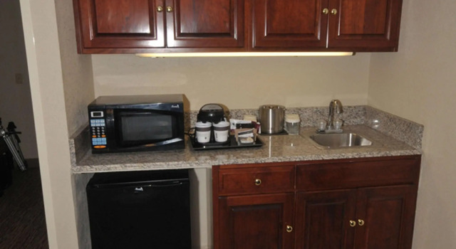 Четырёхместный люкс с 2 комнатами DoubleTree by Hilton Rocky Mount