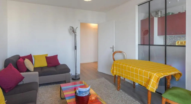 Апартаменты Cozy and spacious with balcony and view over Seine
