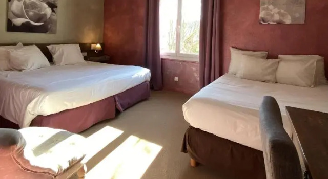 Четырёхместный номер Standard Logis Hôtel Médiéval, Montélimar Nord