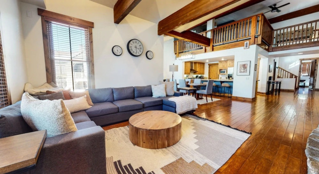 Snowcreek VI The Lodges 1130 Pet-Friendly, Beautiful and Spacious, Garage and Washer Dryer by RedAwning