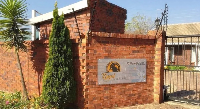 Royal Sable B&B, Book Bed and Breakfast Hoteller i Boksburg med pool, Swimmingpool