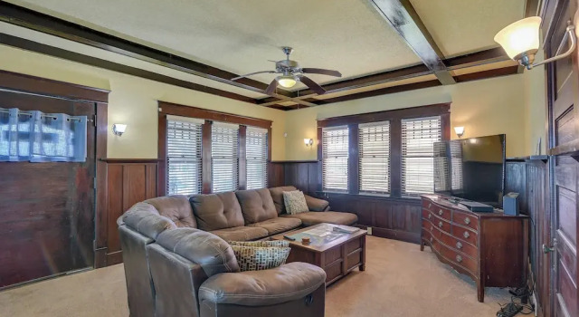 Central Galveston Home < 1 Mi to Beach!, Varaa Lomakoti Mökit kohteessa Houston, Mökki