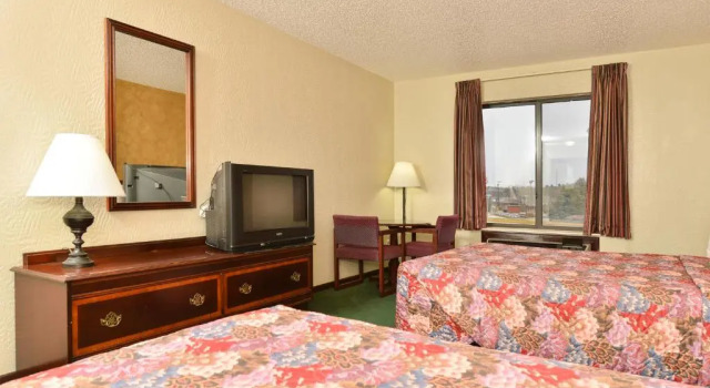 Четырёхместный номер Standard Days Inn by Wyndham Ozark Springfield