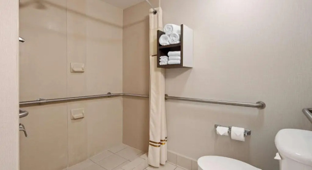 Номер для людей с ограниченными возможностями Best Western Plus Kendall Hotel & Suites