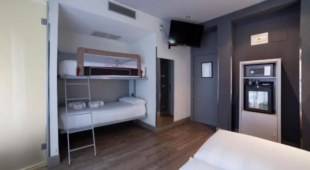 Четырёхместный номер Petit Palace Plaza España