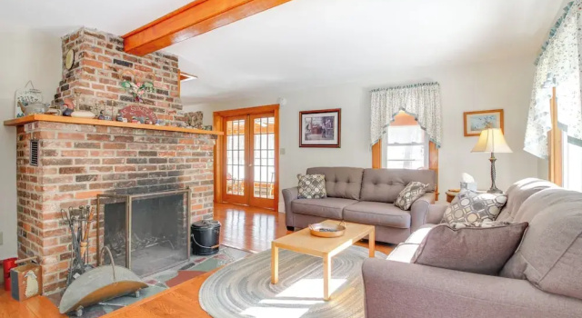 Коттедж Swim, Ski & Sip: Lakefront Retreat in Plymouth