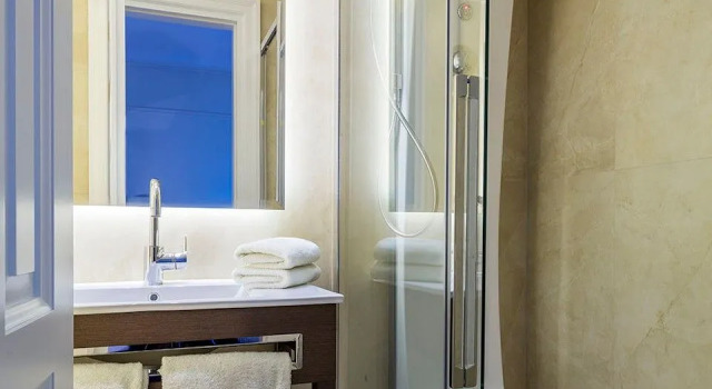 Полулюкс Deluxe 3 Sixty Hotel & Suites