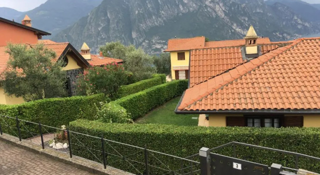 Irina’s house with view on like and swimming pool, Buchen Sie Ferienwohnung Hotels in Iseosee mit Pool, Schwimmbad