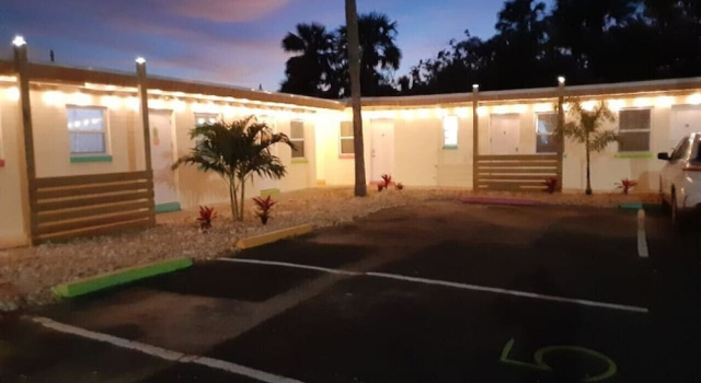 6 Pineapple Shores Retro Inn Queen Studio