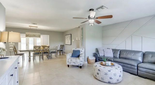 8 Mi to Fort Myers Beach: Poolside Paradise!, Забронировать Дом для отпуска Отели Fort Myers Area с парковкой, Парковка
