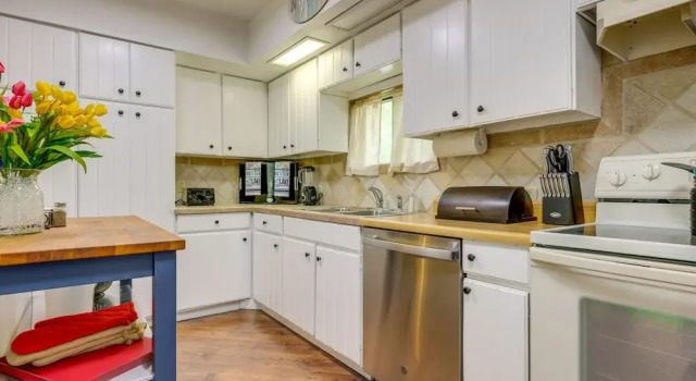 Коттедж Canyon Lake Home w/ Resort Amenities & Fire Pit