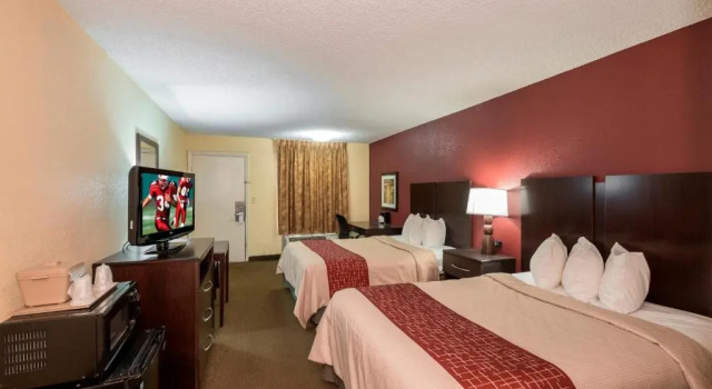 Четырёхместный номер Deluxe Red Roof Inn Baldwin