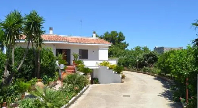 Bed & Breakfast Corte Delle Rose Villa Sitrie, Book Villa Hotels in Muro Leccese with Parking, Parking