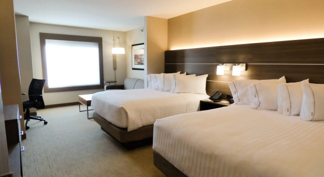 Двухместный номер Mobility Accessible Deluxe Holiday Inn Express & Suites Plymouth - Ann Arbor Area by IHG