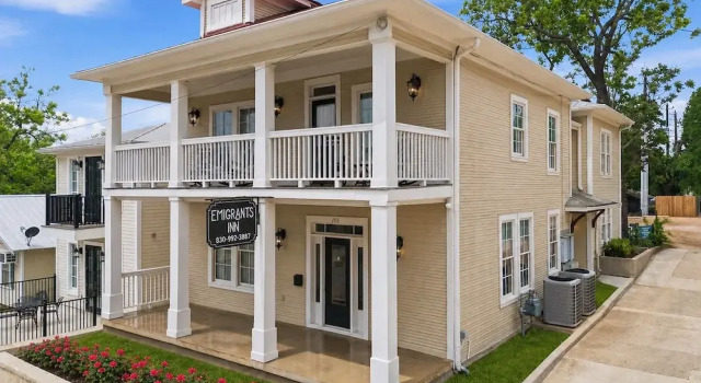 Emigrants Inn, Забронировать Отель Фредериксберг Texas Wine Country, рядом с Театр Rockbox