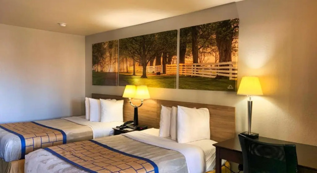 Четырёхместный номер Standard Days Inn Alexandria by Wyndham