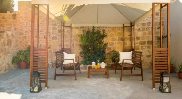 Вилла Villa Leon - Private courtyard serenity