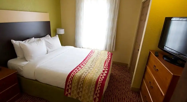 Четырёхместный люкс с 2 комнатами MainStay Suites Sterling near Dulles Town Center
