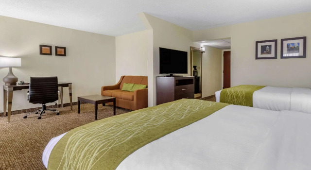 Четырёхместный люкс Business Comfort Inn & Suites Lake Norman