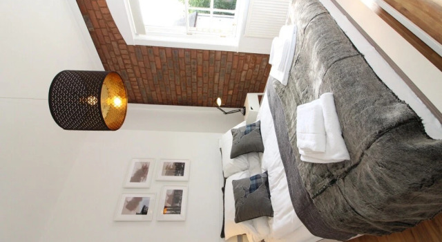 1BR Stylish Flat in 1860's Listed Building for 5, Забронировать Отель Отели Мерчистон 3 звезды, 3*