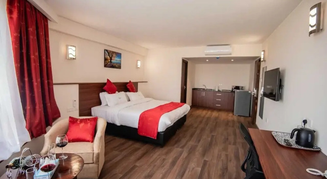 Modern , Spacious King Studio With Kitchenette